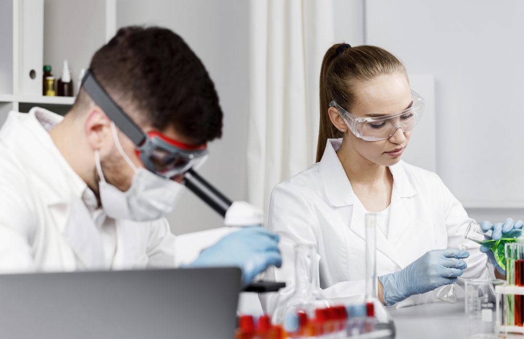 Hombre y mujer creando nuevas formulas para la mejora del bienestar en la salud de nuestros pacientes.
